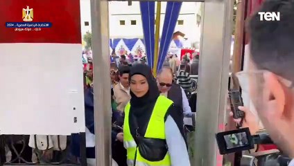 لفته إنسانية.. محافظ أسيوط يصطحب مسنه ويساعدها للوصول إلي اللجنة الانتخابية
