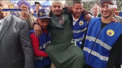 شباب حزب مستقبل وطن يحملون رجل مسن على الأعناق بمحافظة سوهاج للإدلاء بصوته في الانتخابات الرئاسية