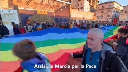 Marcia di Assisi, una maxi bandiera della pace: "Basta bombardamenti a Gaza" / Video