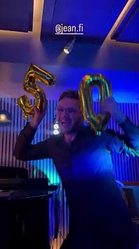 L'occasion de voir que l'animateur de l'émission Recherche appartement ou maison semble aller mieux malgré les graves accusations qui l'entourent.Stéphane Plaza fête l'anniversaire de Jeanfi avec Karine Le Marchand