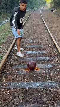 Jongles avec un ballon en feu