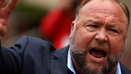 Le complotiste Alex Jones est de retour sur X, après un sondage d'Elon Musk