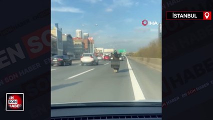 İstanbul'da tek teker üzerinde giden motosikletli