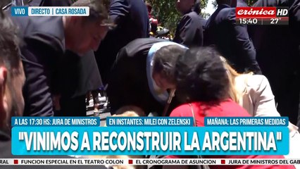 Milei frenó la caravana presidencial para acariciar a un perro