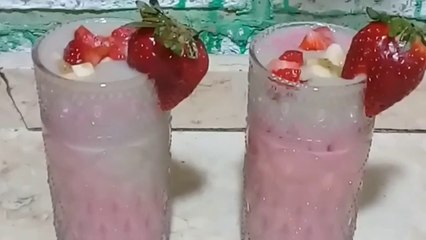 كوكتيل الموز والفراولة بالحليب عصير طبيعي منعش ولذيذ