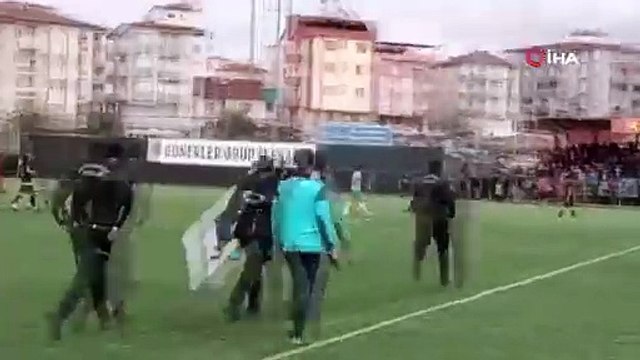 Futbol sahası boks ringine döndü: Yaralılar var!