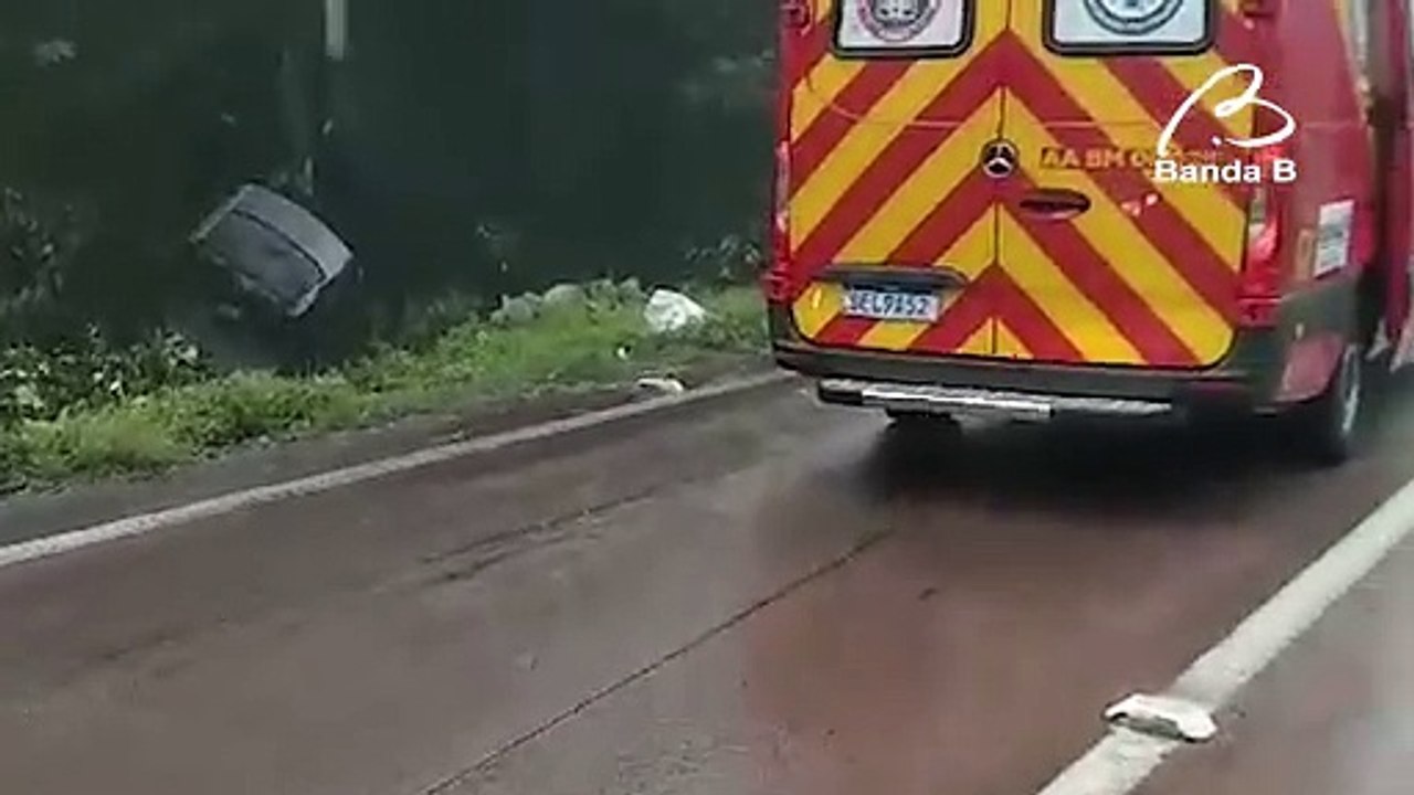 Honda Civic fica pendurado em árvore após capotar na BR-277