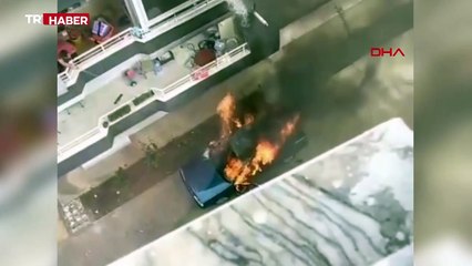 Yanan araca balkondan su dökerek müdahale etti