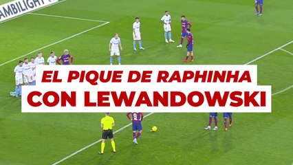 El pique entre Lewandowski y Raphinha por una falta al borde del área