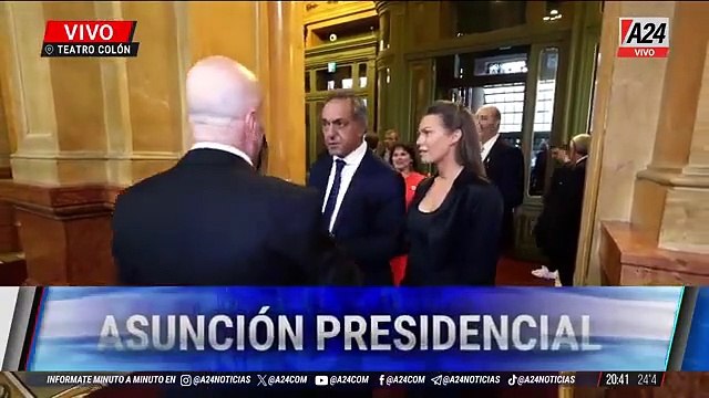 Llegan los invitados al Teatro Colón