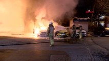 Fatih'te park halindeki araçlar alev alev yandı