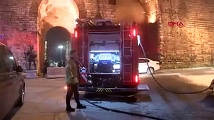 İstanbul'da park halindeki araçlar alev alev yandı