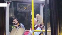लखनऊः बस के अंदर घुसा बंदर, यात्री के सिर पर चढ़कर बैठा,फिर करने लगा यह काम
