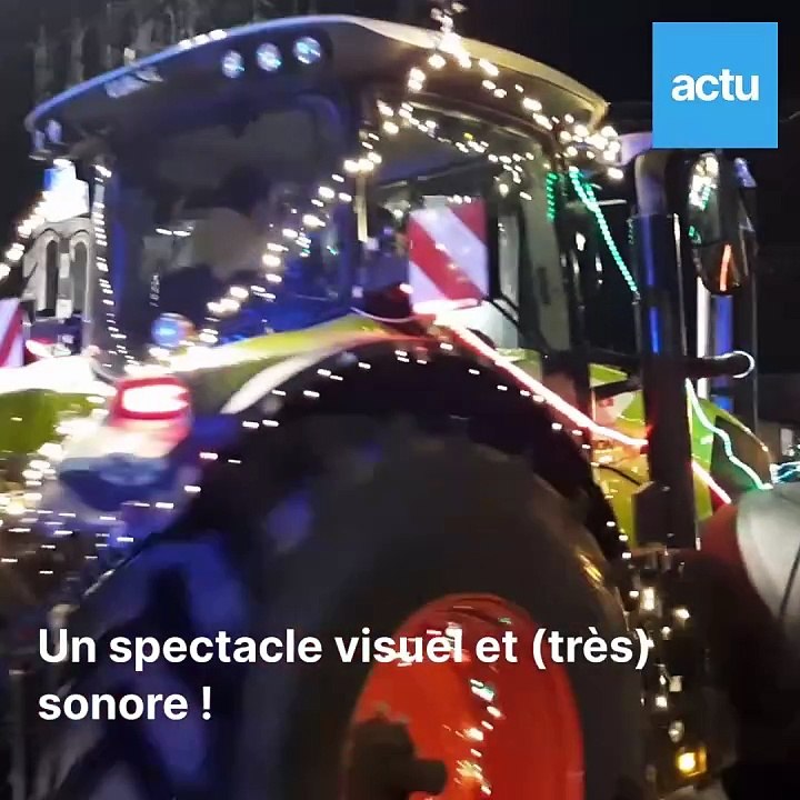 Des tracteurs illuminés pour Noël ont défilé dans les rues du Mans