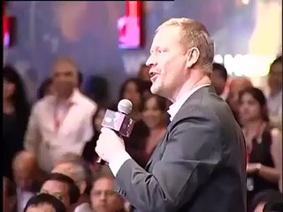 SRK and a journalist from Denmark ❤ #shahrukh #srk #triedhard