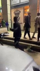 Alışveriş merkezine aslanla girdi, herkes panikle kaçıştı