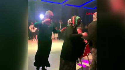 DÜğünde kadın kıyafeti giyip damada şaka yaptılar