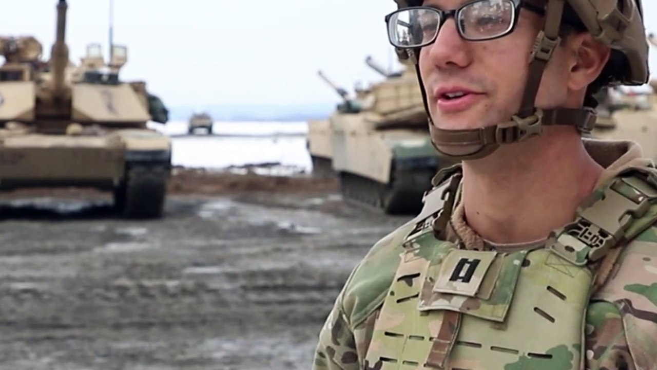 Le sergent d'état-major. Hiovan Moreno et le Cpt. Austin Bayjack, commandant de compagnie de la Compagnie Alpha, 1er Bataillon, 37e Régiment blindé, 2e équipe de combat de la Brigade blindée, 1re Division blindée, parle de son expérience au tir des unités