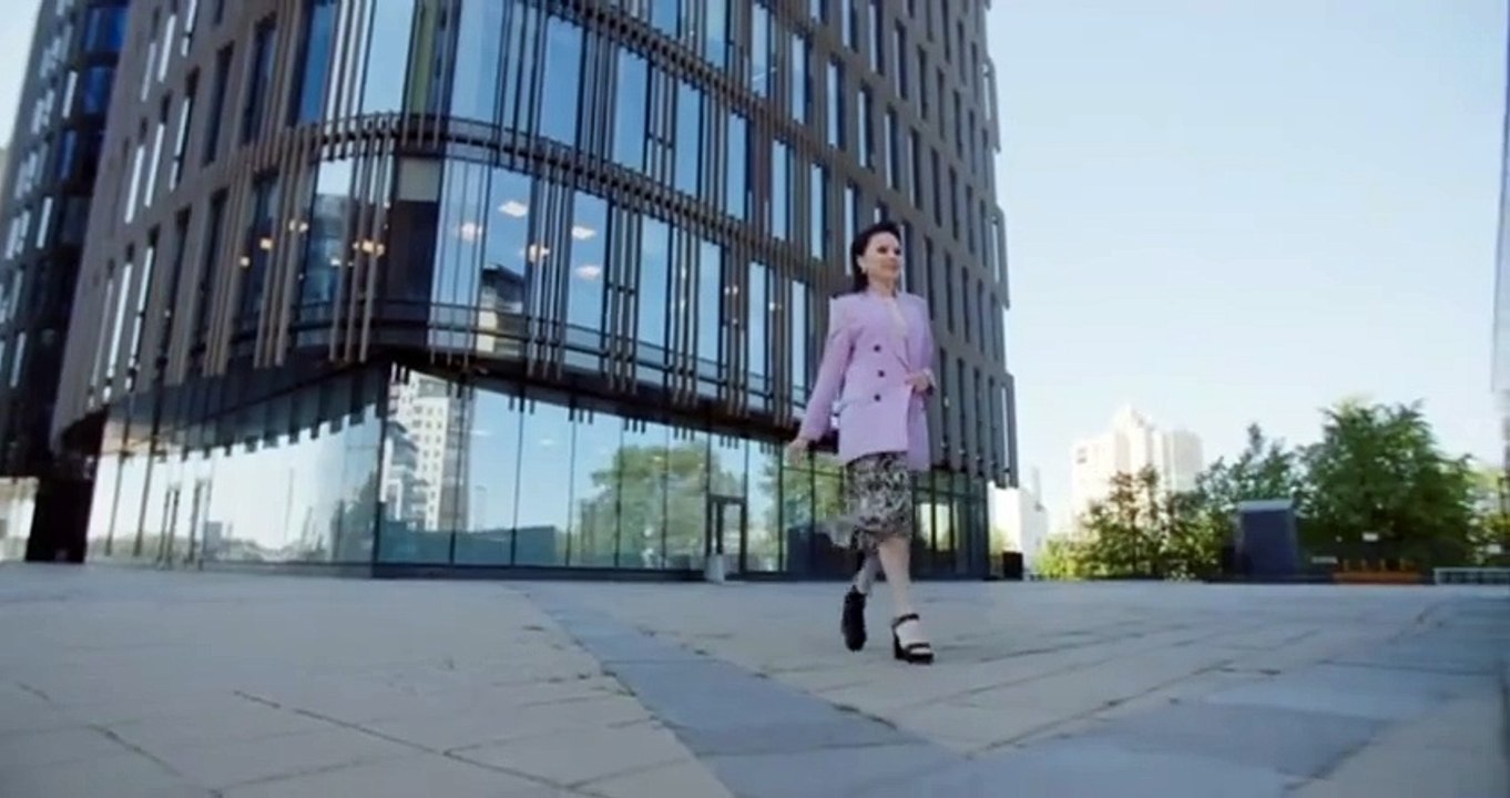 A young woman walks around the city to the tunes of instrumental cheb bilal souhayla  Algerian rai