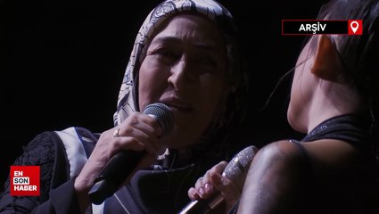 Melek Mosso'nun sahnesinde annesiyle düet yaptı - Arşiv
