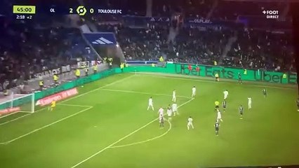 OL : Anthony Lopes célèbre son penalty arrêté pendant que le jeu est en cours