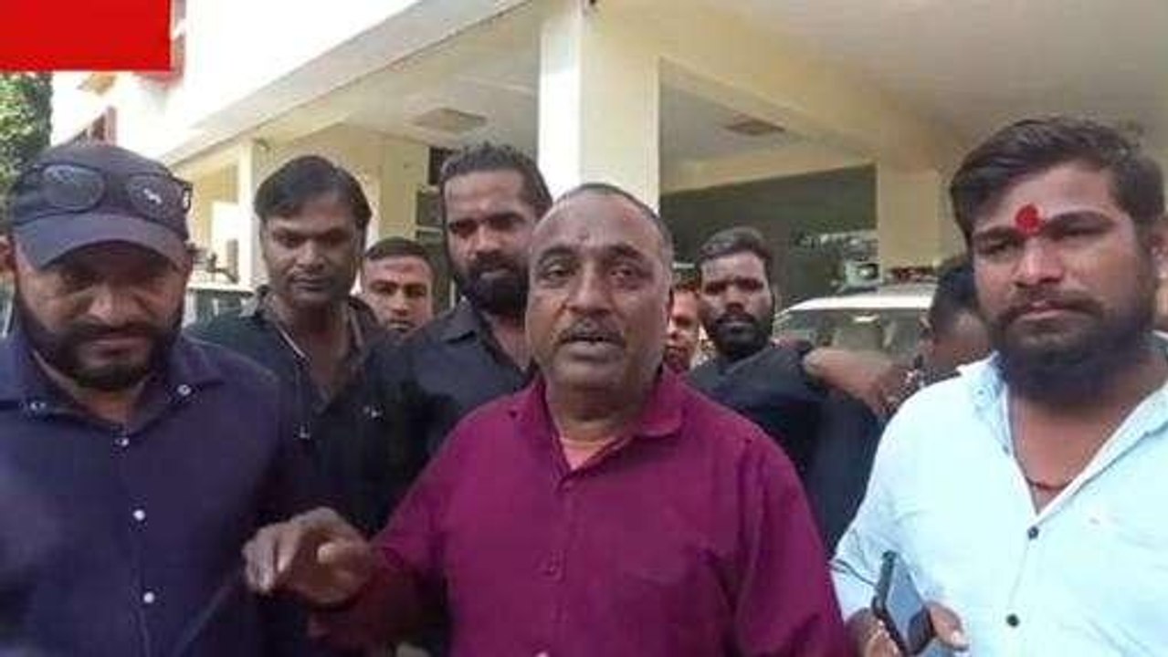 देवास: ई रिक्शा चालको ने SP कार्यालय में दिया आवेदन, रखी मांग