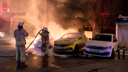 Park halindeki araçlar alev alev yandı