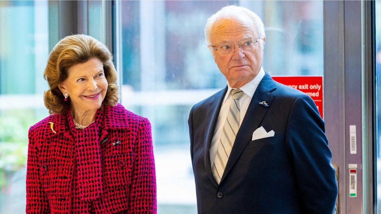 GALA VIDEO - PHOTO - Carl XVI Gustaf de Suède : le roi remet les Prix Nobel 2023, la reine Silvia à ses côtés