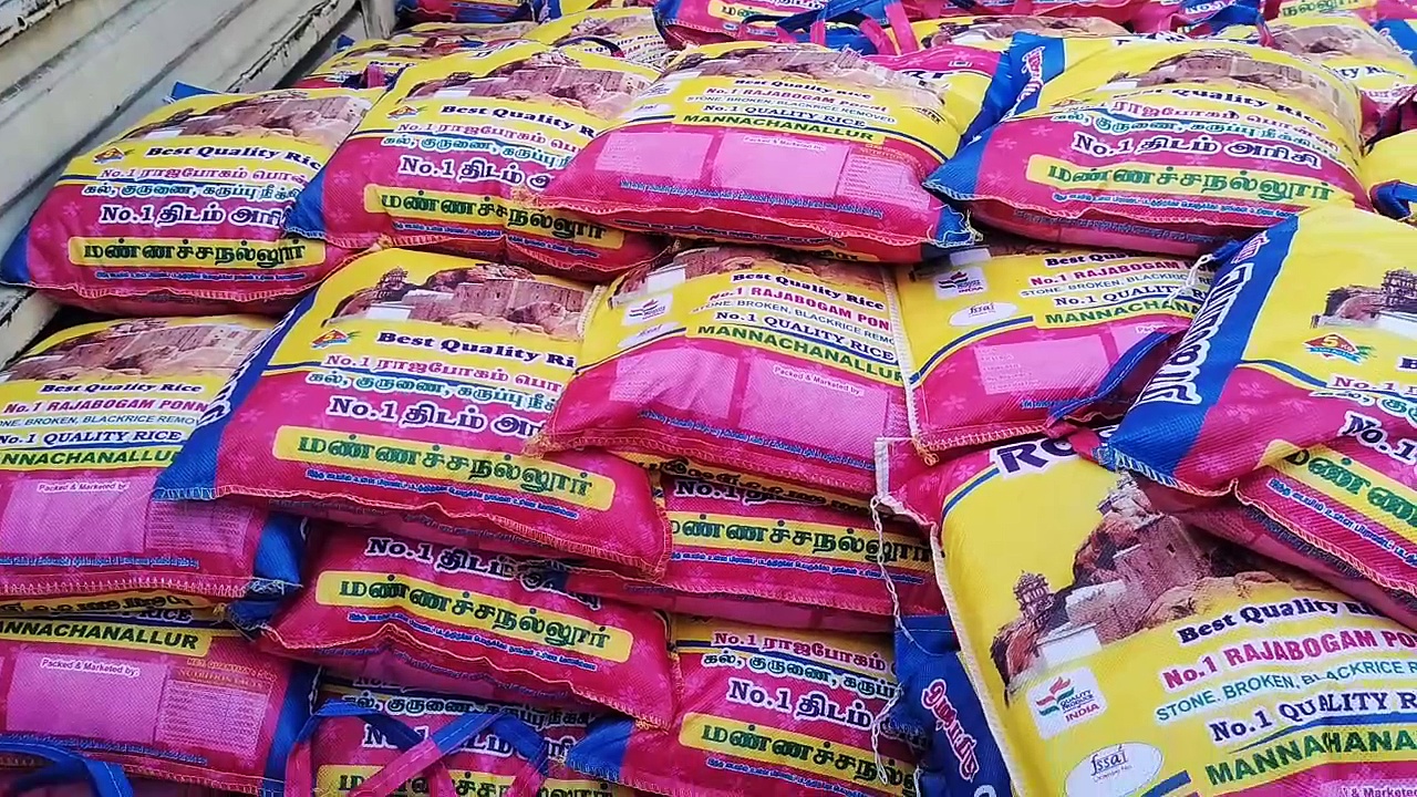 புதுக்கோட்டை அதிமுக சார்பில் 2,500 கிலோ அரிசி மற்றும் நிவாரண பொருட்களை அனுப்பிய விஜயபாஸ்கர்