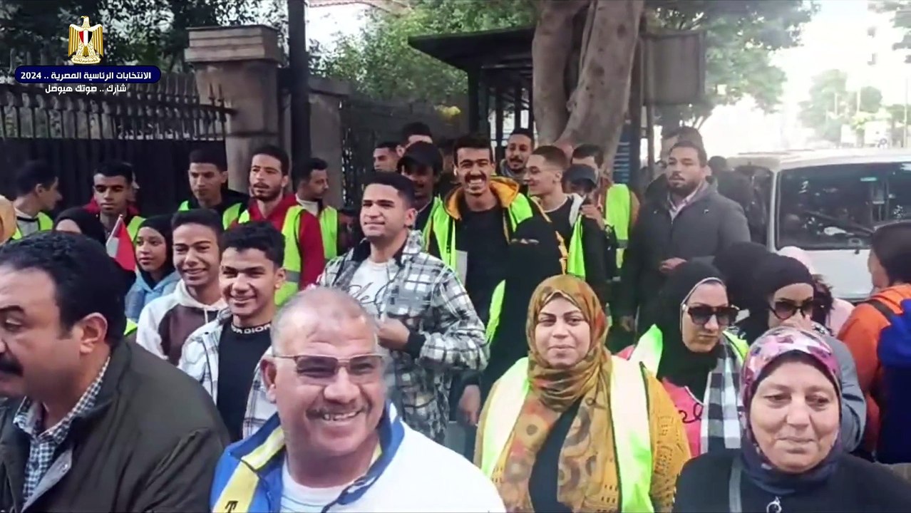 احتفالات وحشود من الشباب أمام لجنة مدرسة محمود سامي البارودي بالإسكندرية