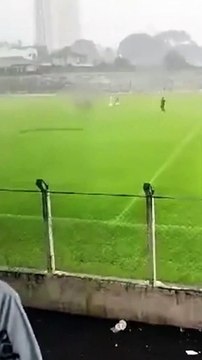 Jogador morre e outros quatro ficam feridos após raio atingir campo de futebol durante partida
