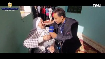 "بفرح ودموع، مسنة في السابعة والسبعين من عمرها تقيم في محافظة الغربية تدلي بصوتها في لجنة الوافدين بالمنصورة."
