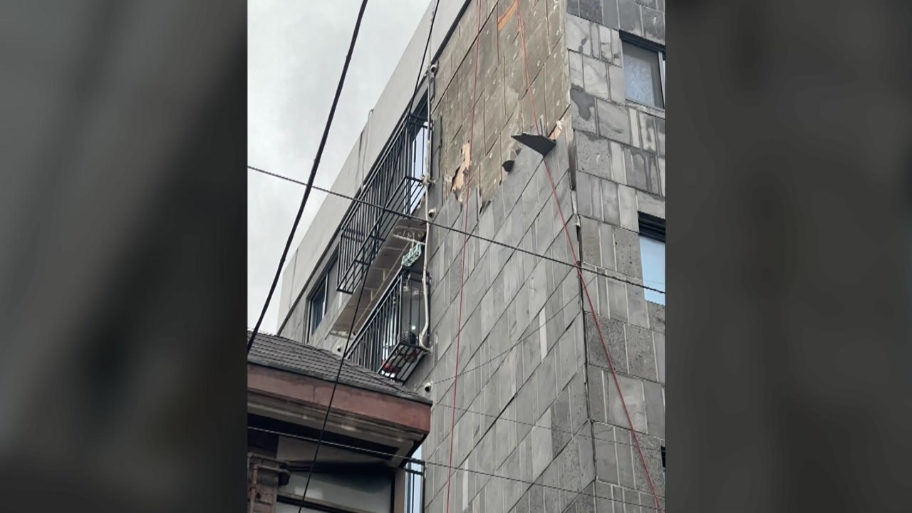 강풍에 5층짜리 건물 외벽 뜯겨...주차 차량 피해 / YTN
