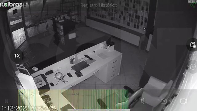 Câmera flagra ladrão arrombando loja de celulares na Avenida Brasil