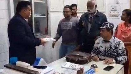 आगर मालवा: कार्य संपादन में होगी सुविधा, CMHO ने प्रदान की ये पुस्तकें