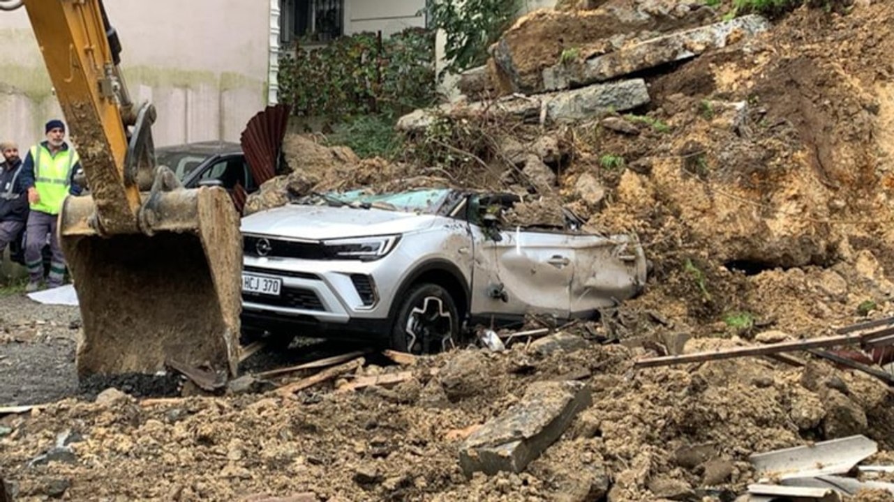 İstanbul'un orta yerinde istinat duvarı çöktü