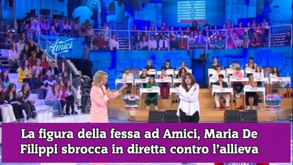 La figura della fessa ad Amici, Maria De Filippi sbrocca in diretta contro l’allieva