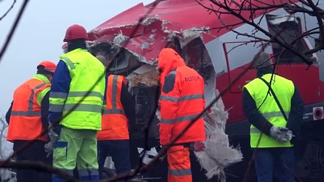 Incidente ferroviario Faenza, gli operai al lavoro sui musi dei treni per rimuoverli dai binari