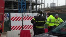 Milano, operaio edile muore schiacciato da un carico della gru: le immagini