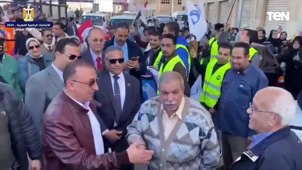 اللواء محمد الشريف يتفقد سير العملية الانتخابية داخل مدرسة الزهور بمنطقة بشاير الخير غرب الإسكندرية