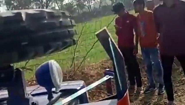 पिनान में मिट्टी से भरी ट्रैक्टर ट्रॉली पलटी