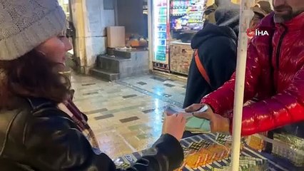 Taksim’de yılbaşı öncesi piyango bileti hırsızlığı kamerada El çabukluğuyla 220 bilet çaldı   (1)