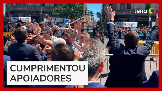 Bolsonaro é festejado por argentinos ao chegar em cerimônia de posse de Milei