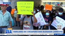 Familiares de 5 personas desaparecidas en Veracruz bloquean carretera