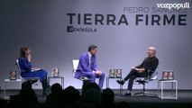 Pedro Sánchez bromea en la presentación de su libro con el mediador salvadoreño que negocia con Junts