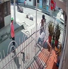 Habitante de la calle le quita la ropa a año viejo