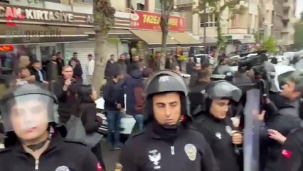 Özak işçilerinin direnişinde yine gözaltı... BİRTEK SEN Genel Başkanı Türkmen ve  örgütlenme uzmanı Ayçiçek gözaltına alındı  | Haber: Ali GÜZEL 