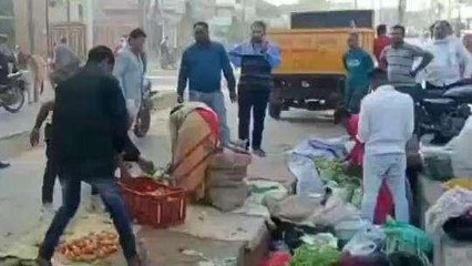 नर्मदापुरम: सड़को लगा दुकानों जमघट, नपा ने की कार्रवाई