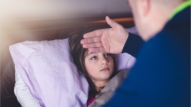 An den Fingerspitzen könnt ihr Anzeichen für die Lungen-Krankheit aus China erkennen