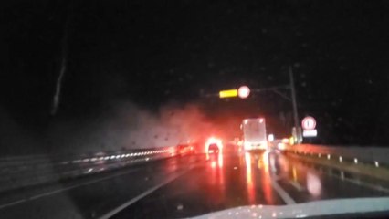 충남 논산 고속도로에서 승용차 추돌사고 후 불 / YTN